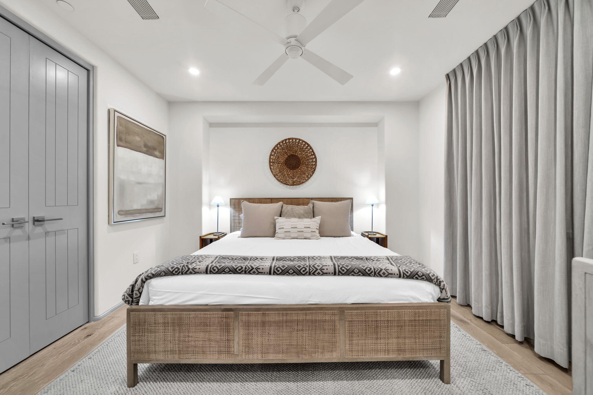 45 W Solaire Way, 207