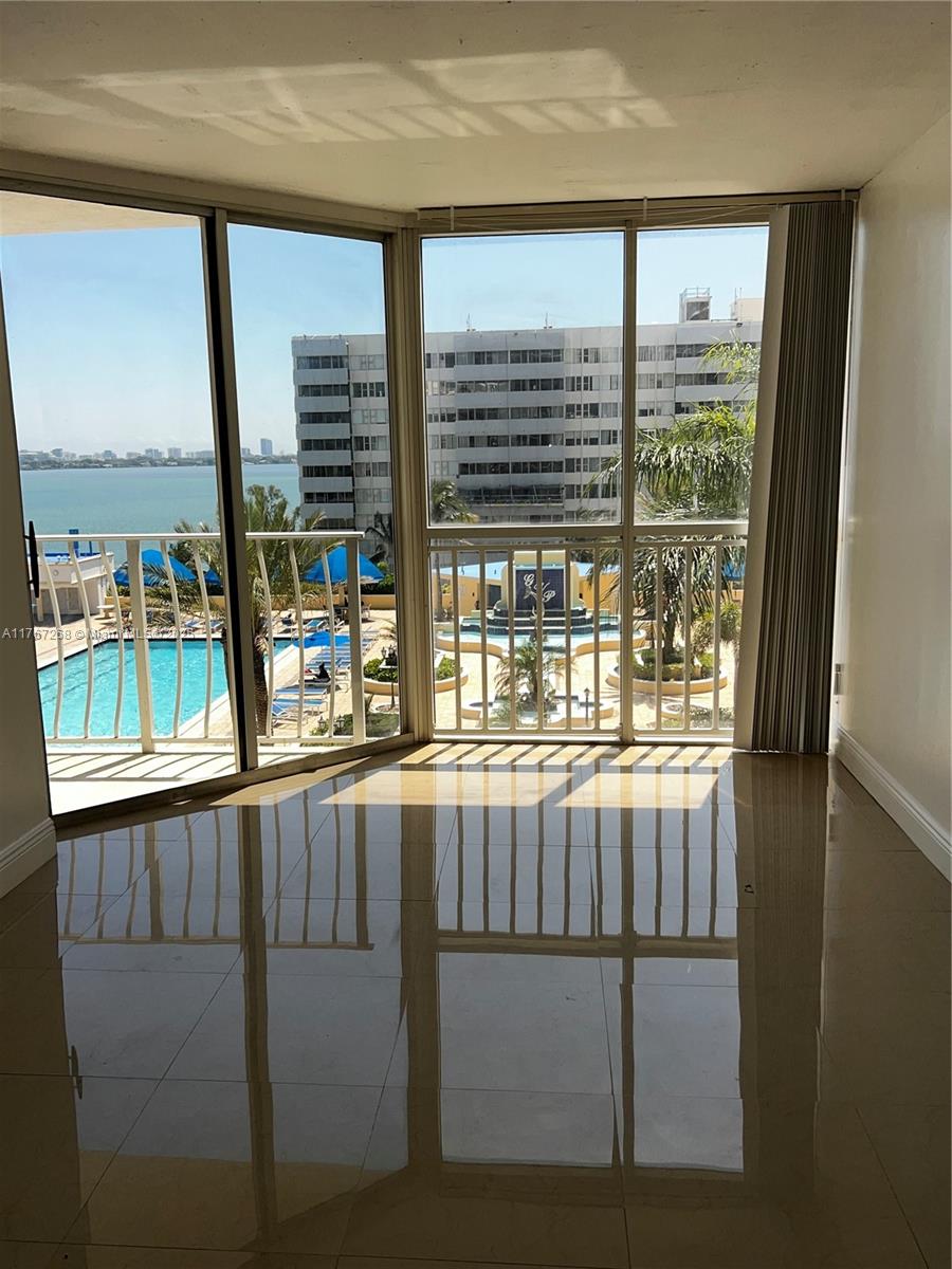 7601 E Treasure Dr # 722