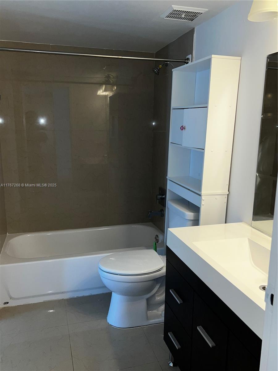 7601 E Treasure Dr # 722