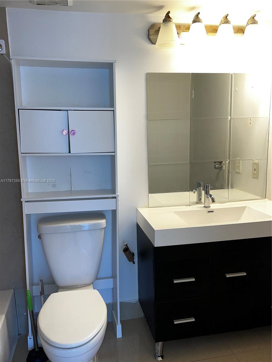 7601 E Treasure Dr # 722