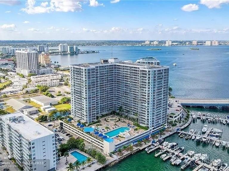 7601 E Treasure Dr # 722