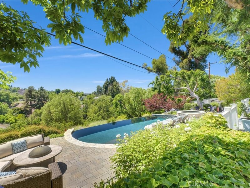 6 Williamsburg Lane