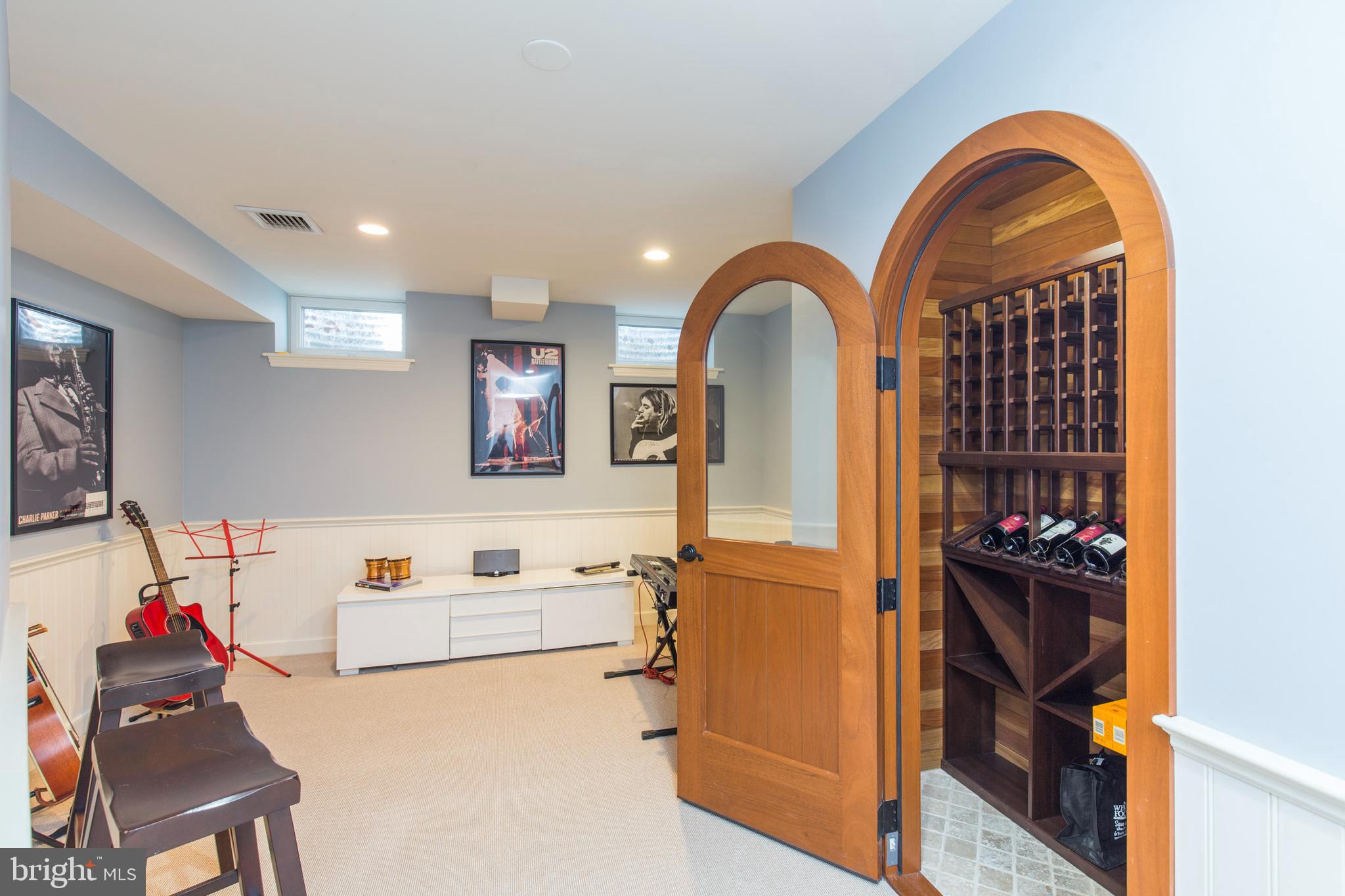 101 WOODS LN
