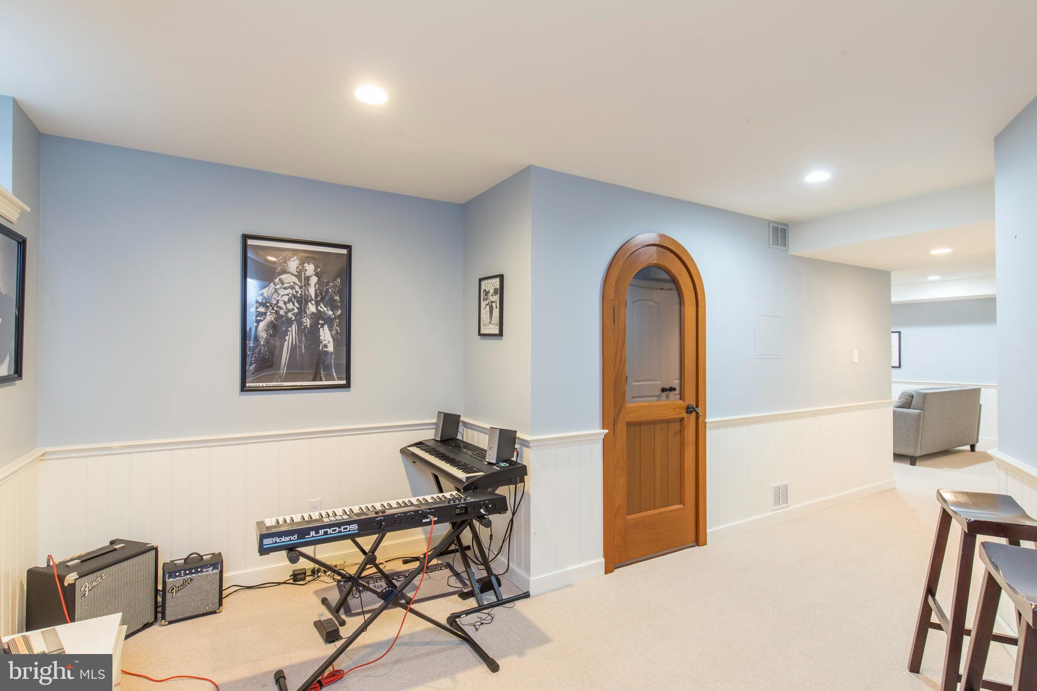 101 WOODS LN