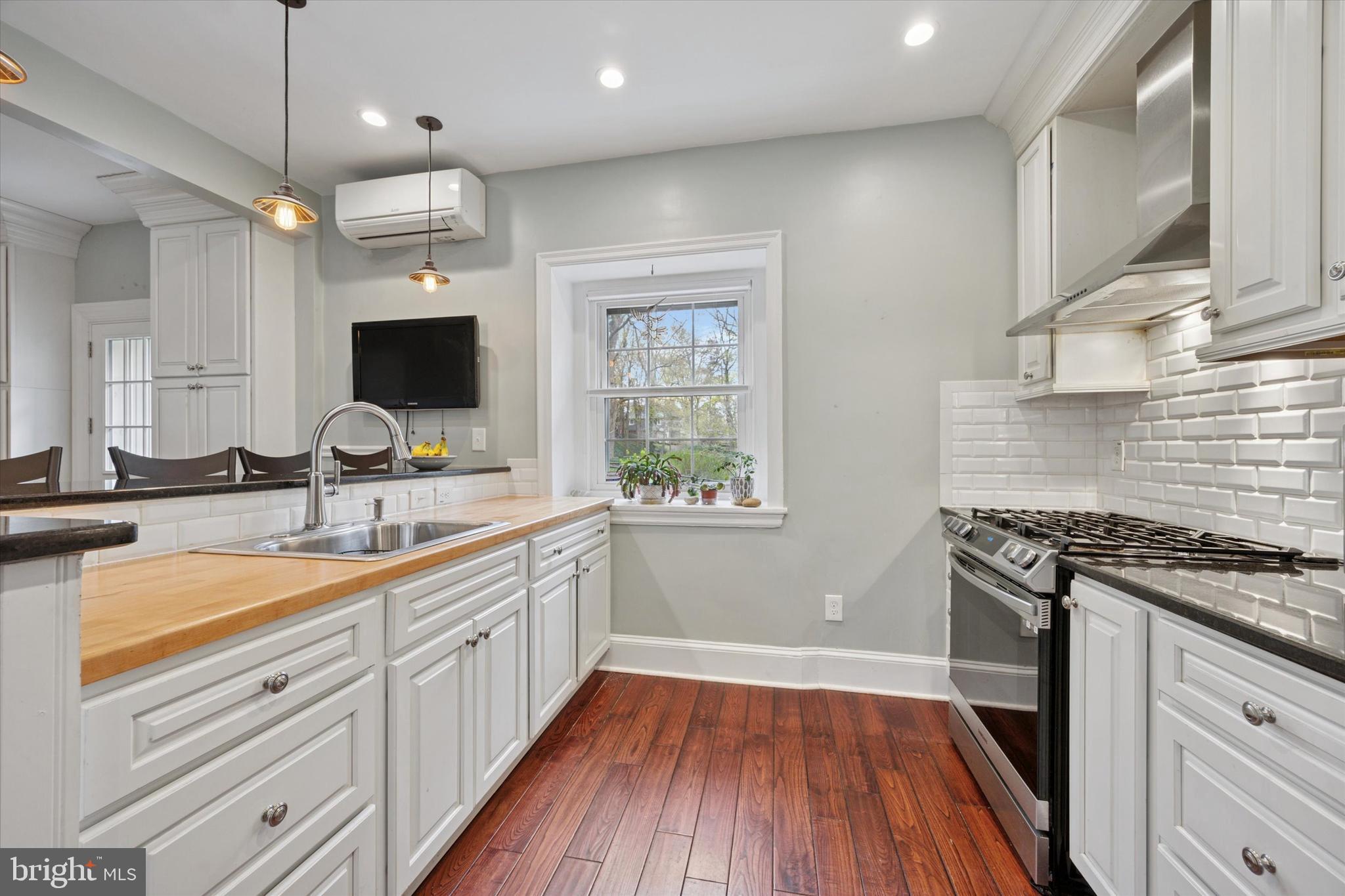 124 W Phil Ellena St