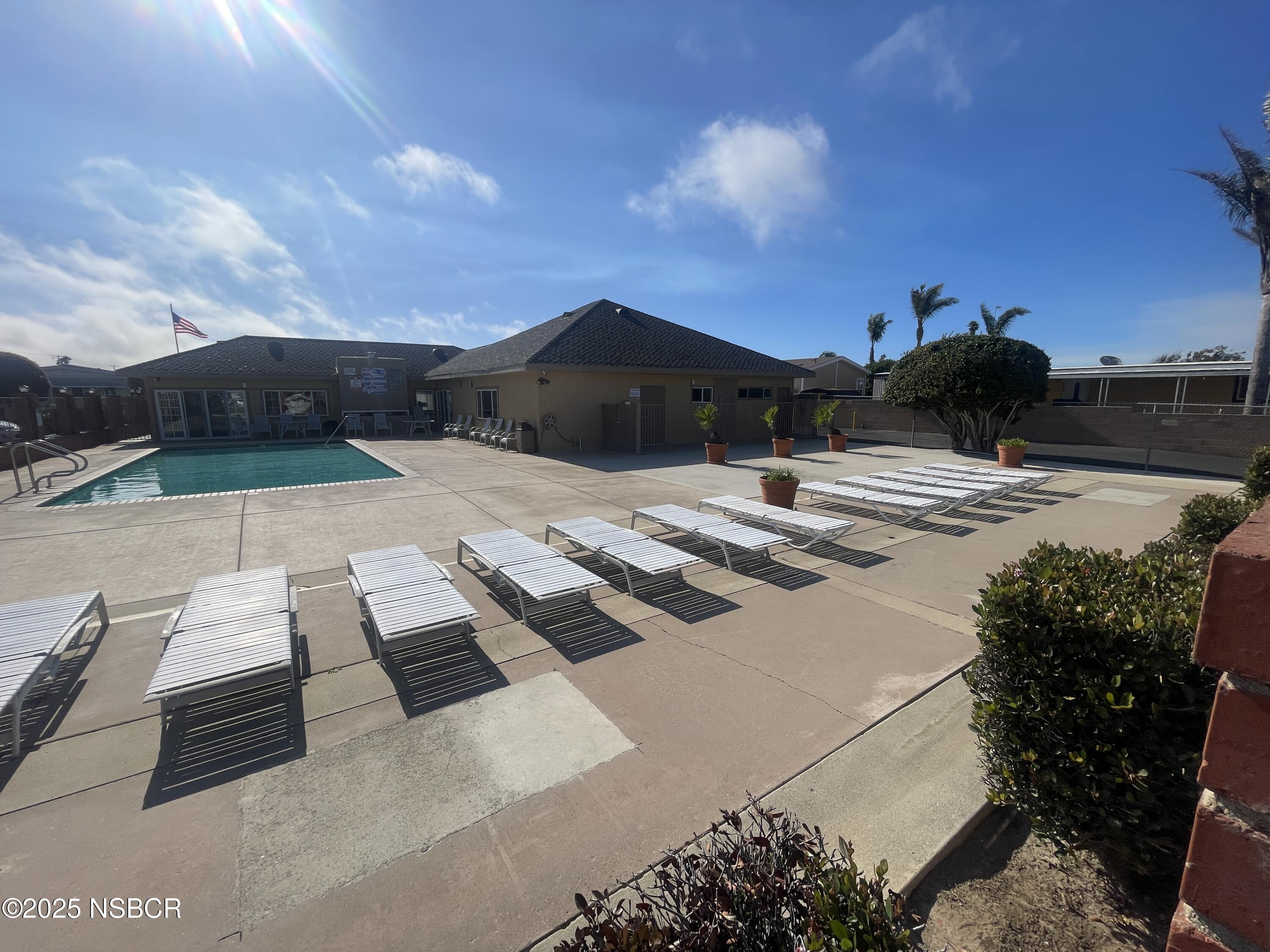 321 W North Avenue 49