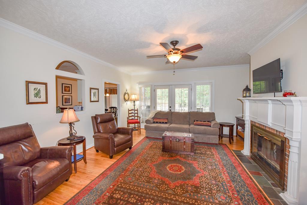 306 Greenview Ct, McCormick