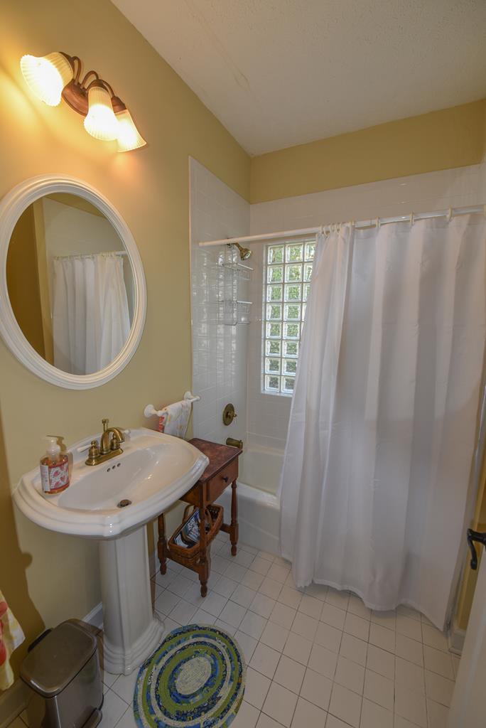 306 Greenview Ct, McCormick