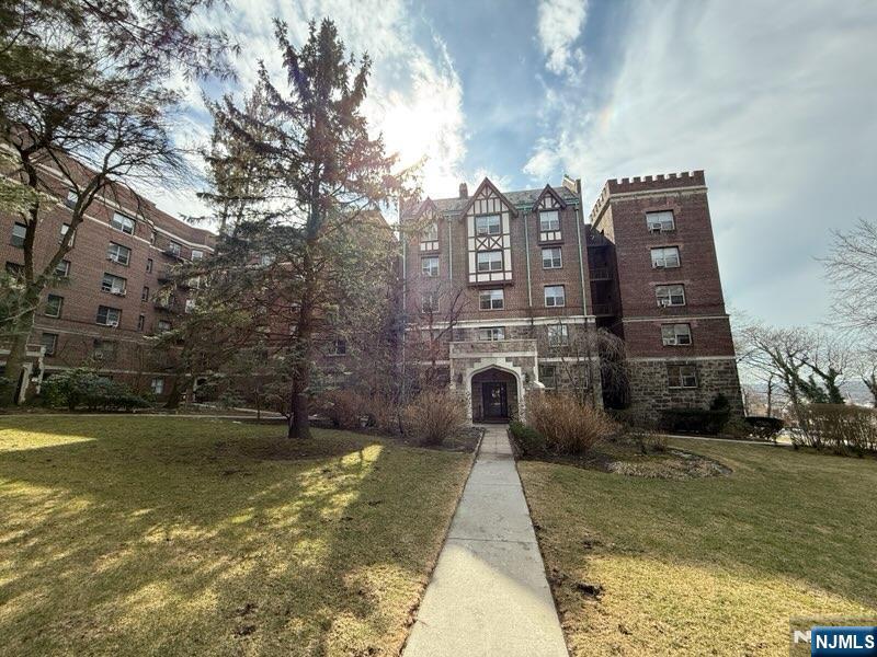 100 E PALISADE Avenue D-31