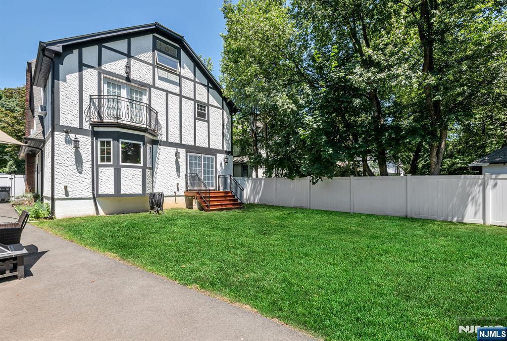 232 W Hudson Avenue