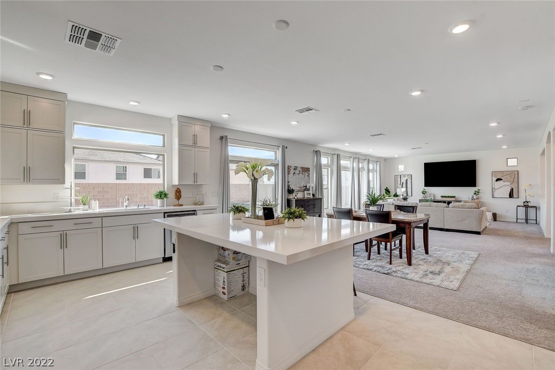 8756 Aziza Sun Street