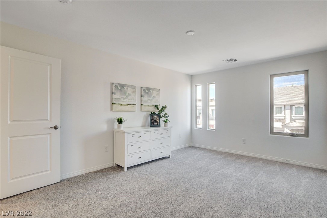 8756 Aziza Sun Street