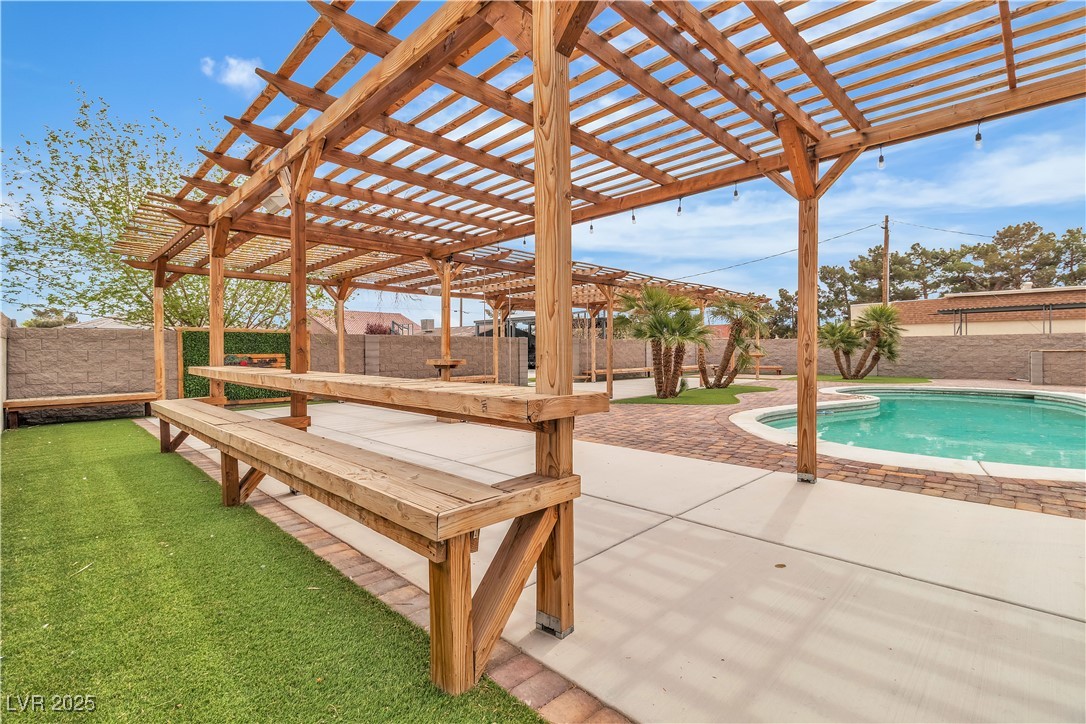 5700 North Torrey Pines Drive