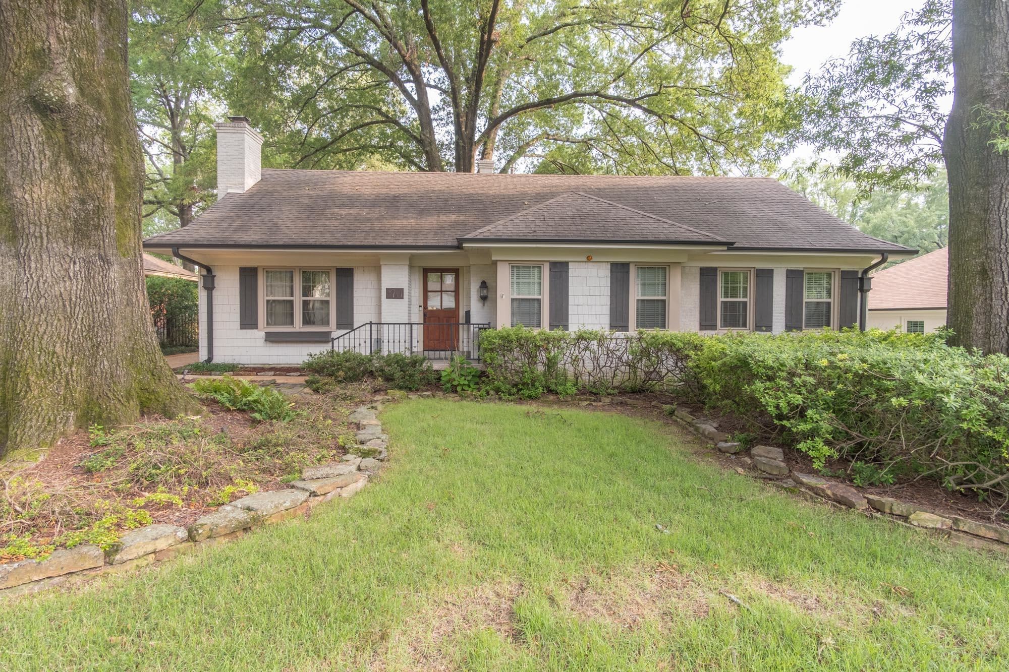3741 N WOODLAND DR