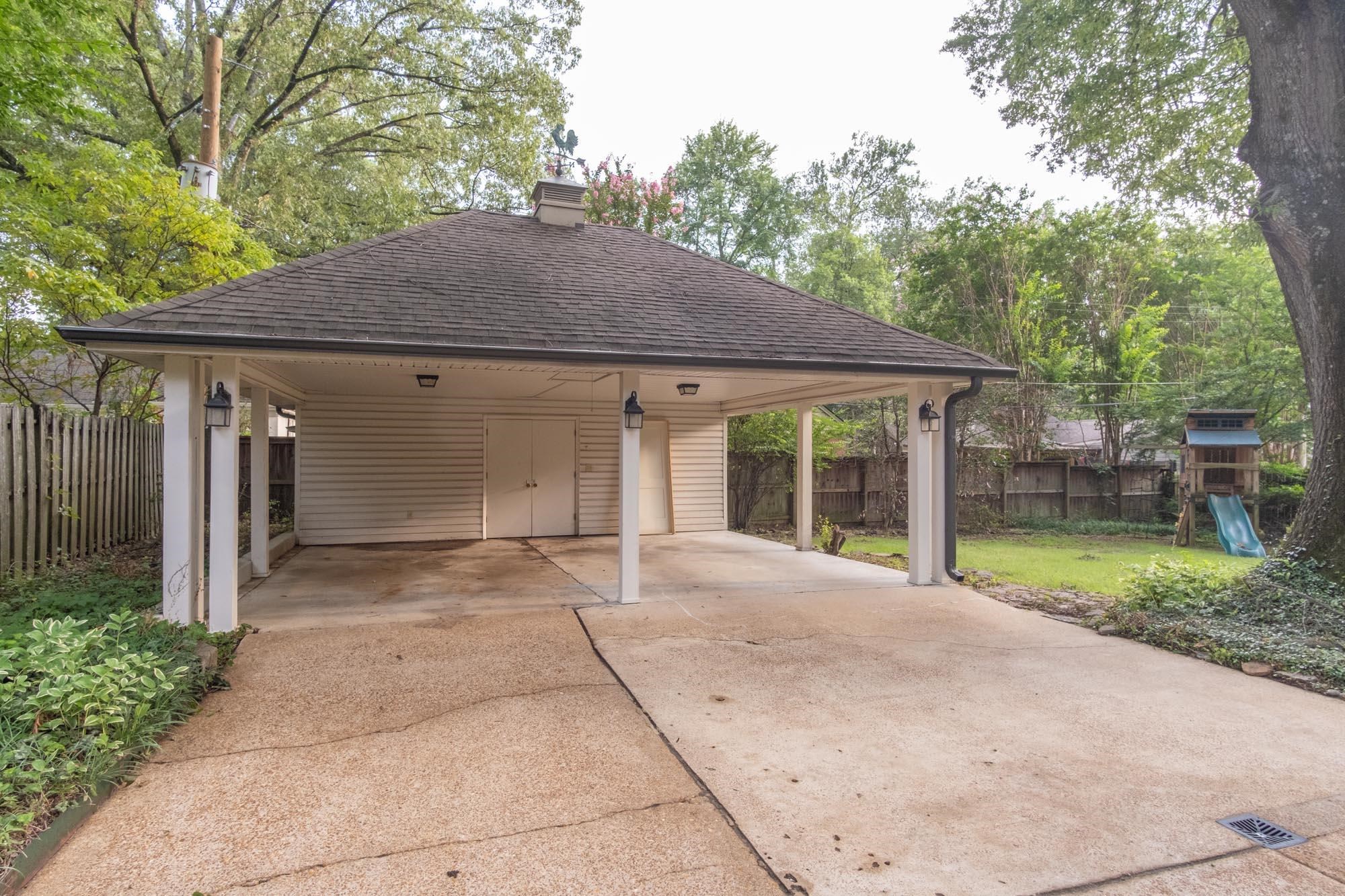 3741 N WOODLAND DR
