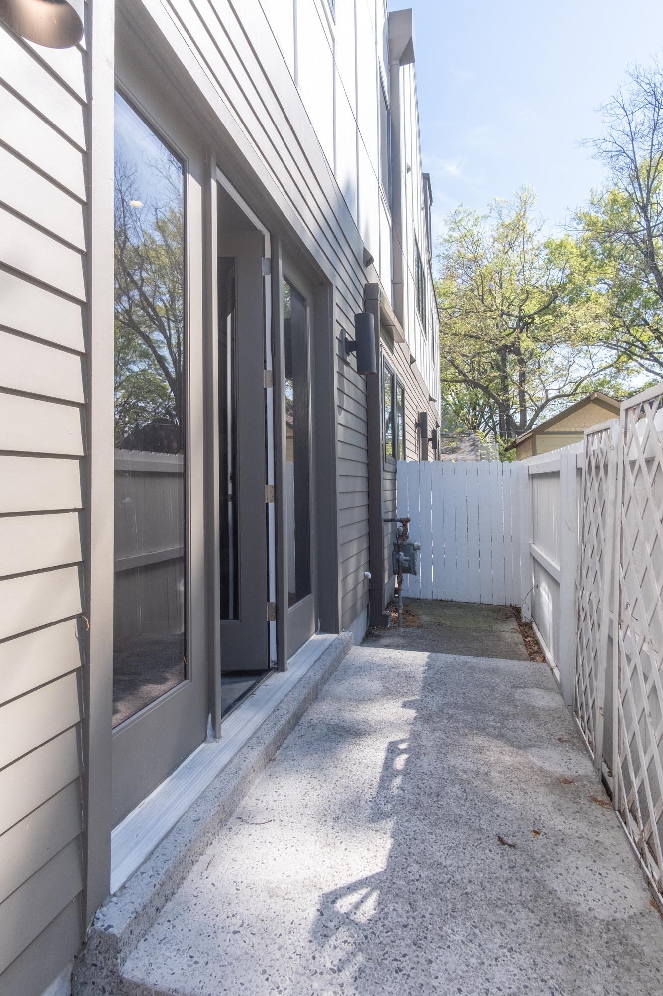 2119 JEFFERSON AVE