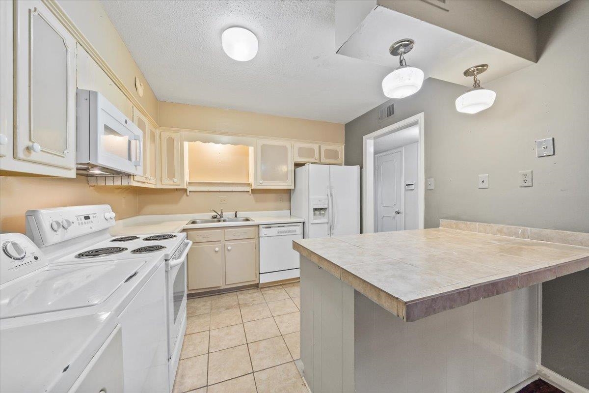 875 S YATES RD Unit: 4