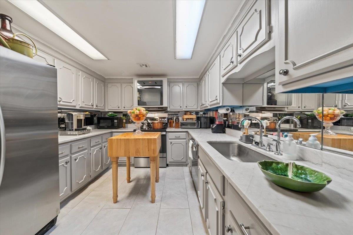475 N HIGHLAND AVE Unit: 12A B
