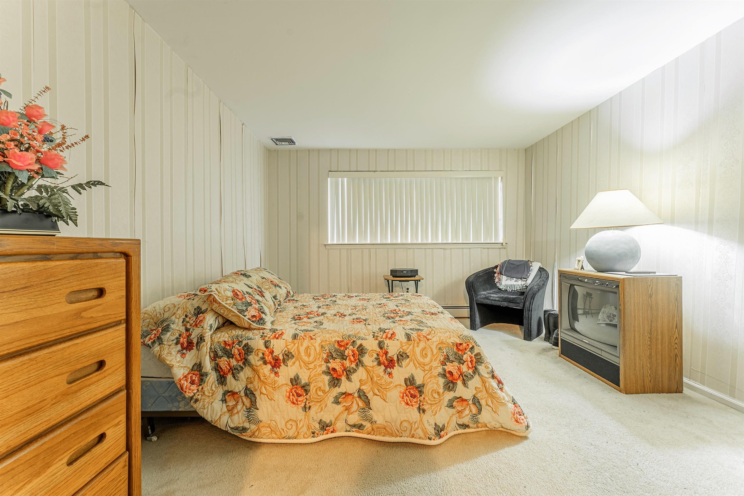 124-126 WEST 33RD ST Unit: 1