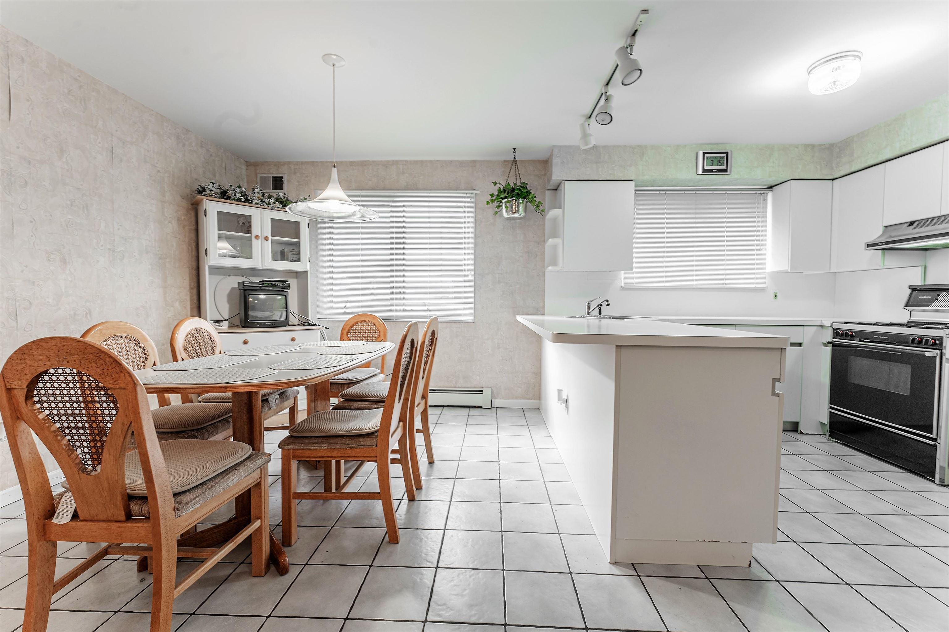 124-126 WEST 33RD ST Unit: 1