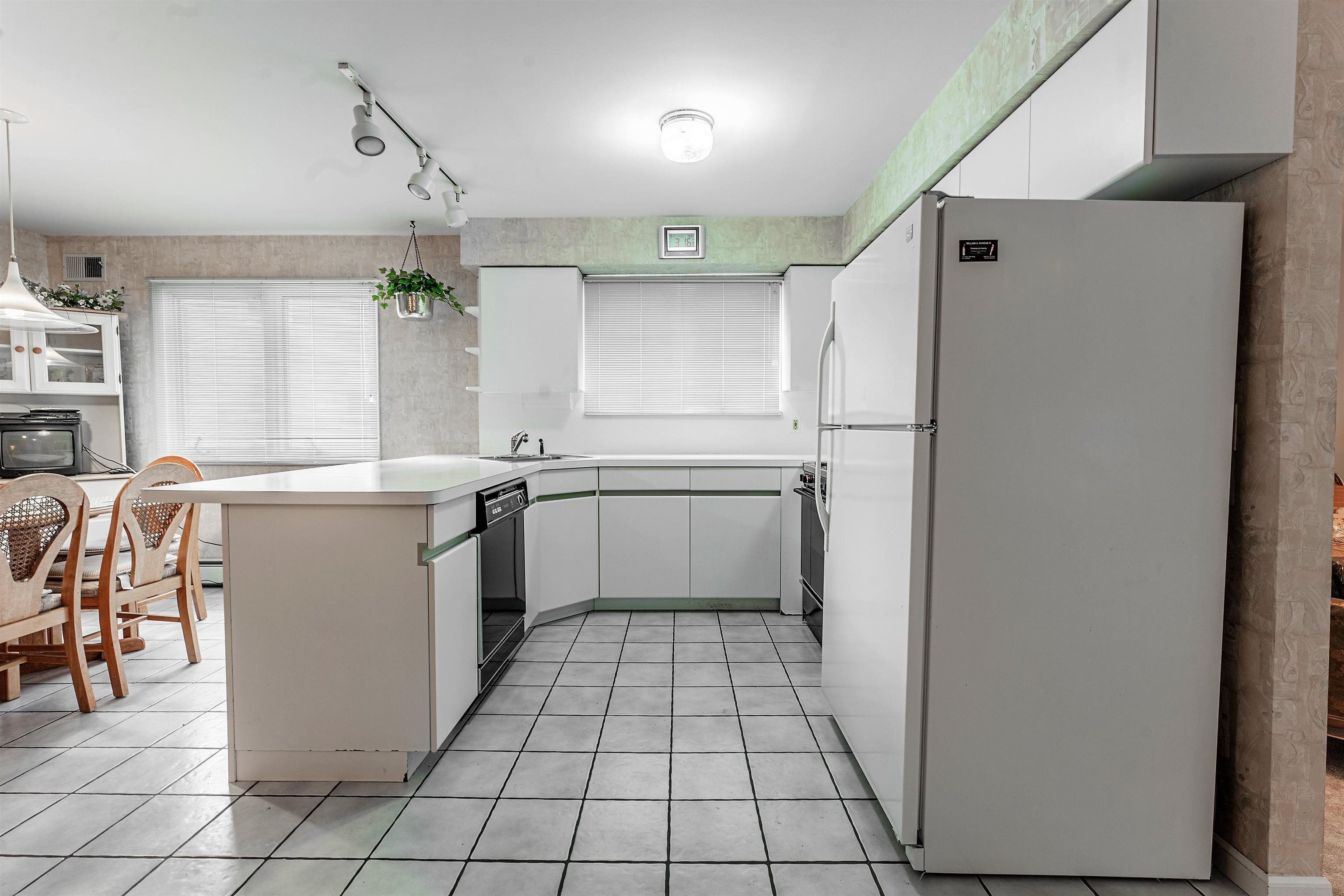 124-126 WEST 33RD ST Unit: 1