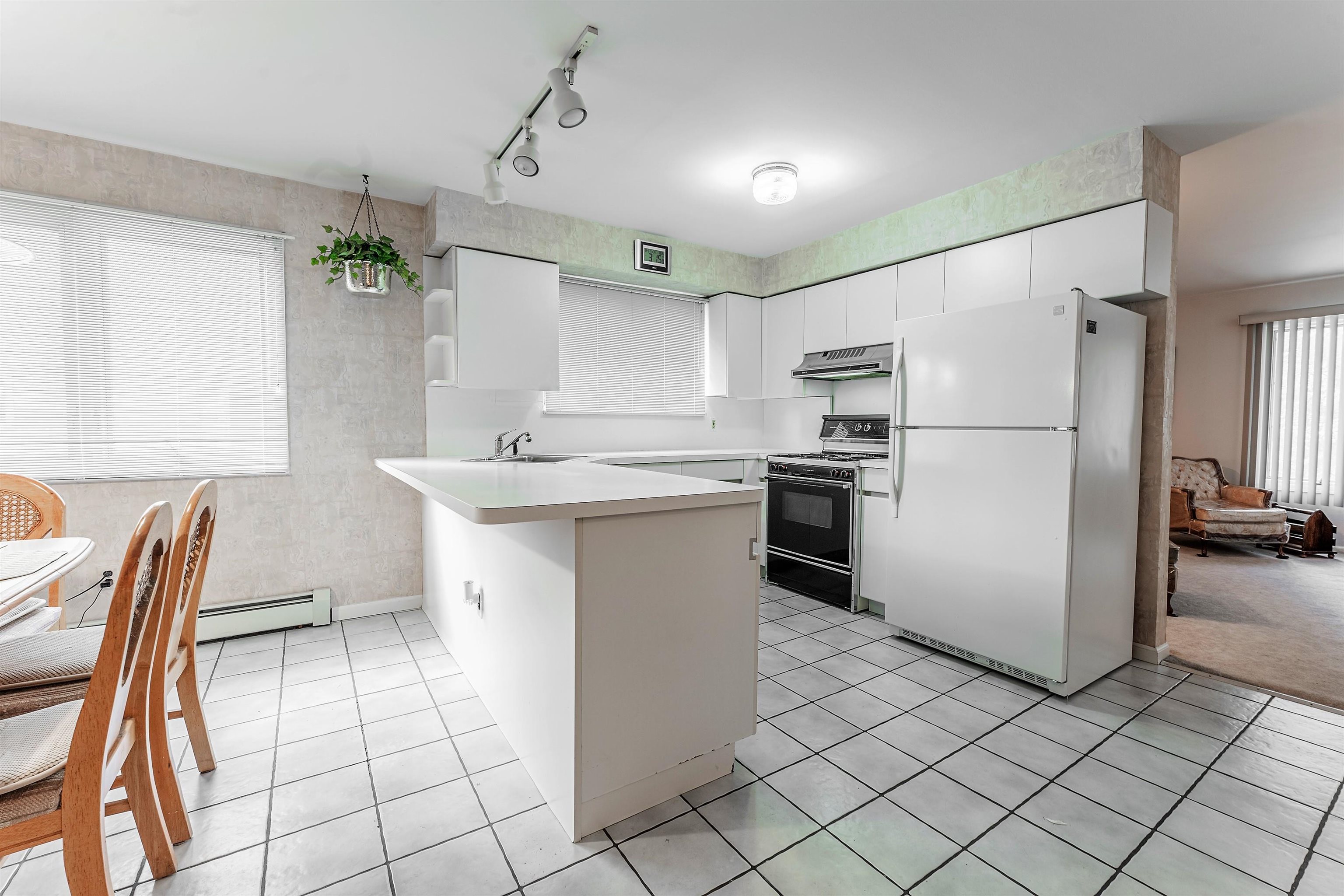 124-126 WEST 33RD ST Unit: 1