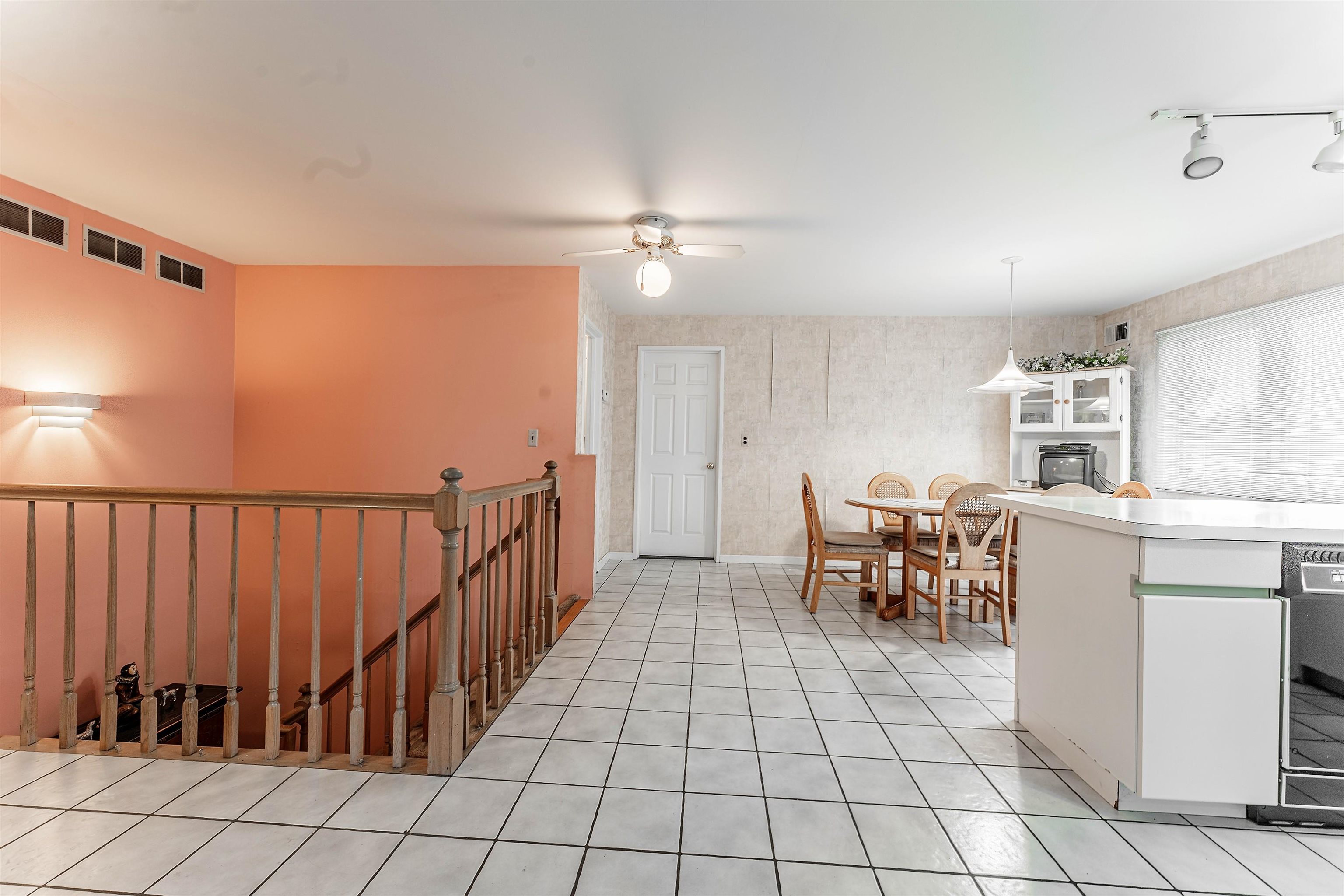 124-126 WEST 33RD ST Unit: 1