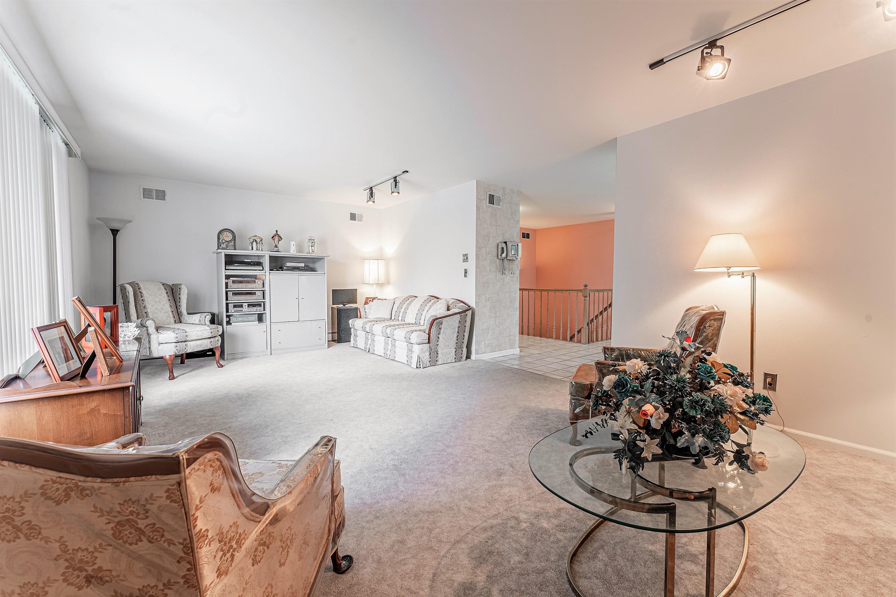124-126 WEST 33RD ST Unit: 1