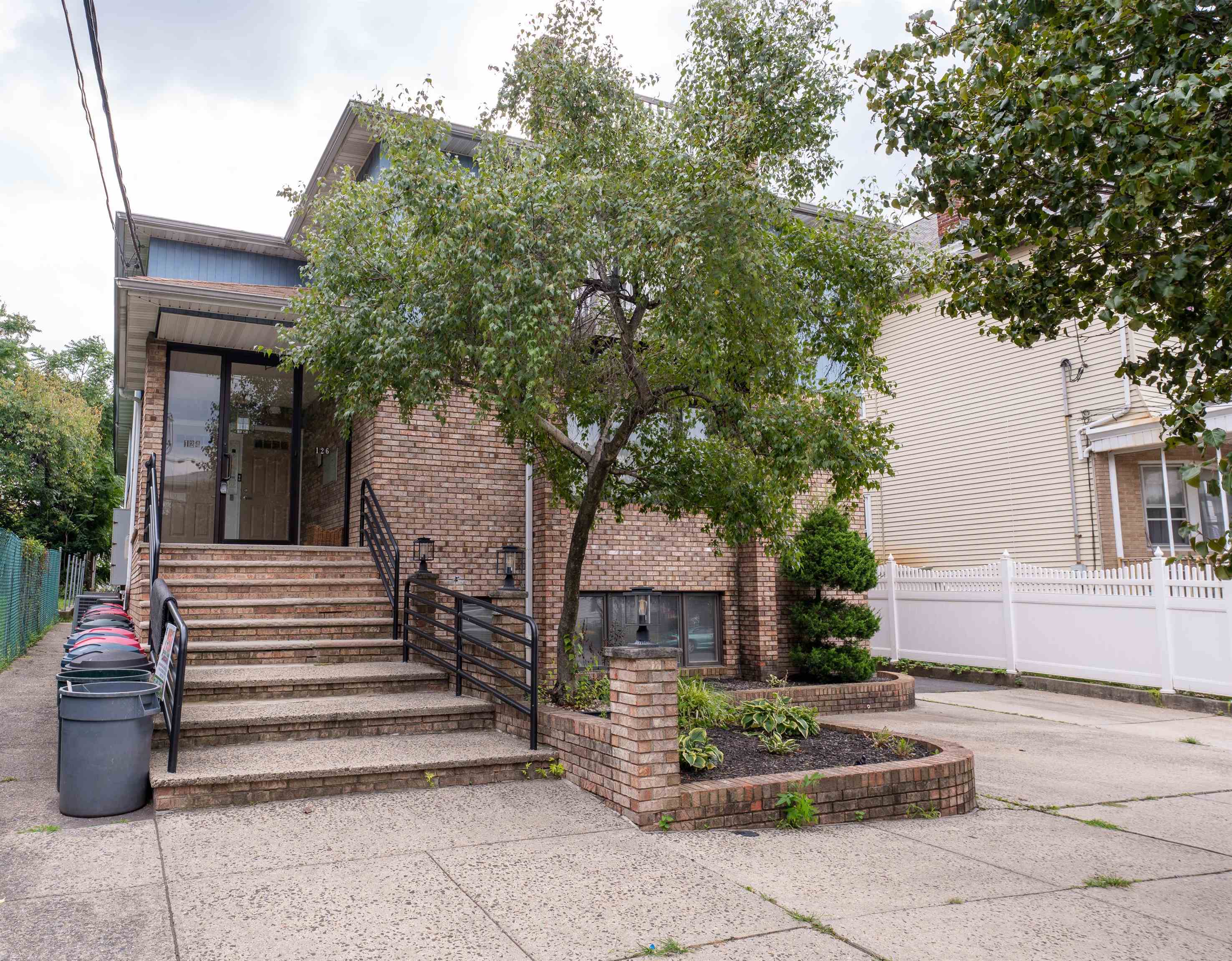 124-126 WEST 33RD ST Unit: 1