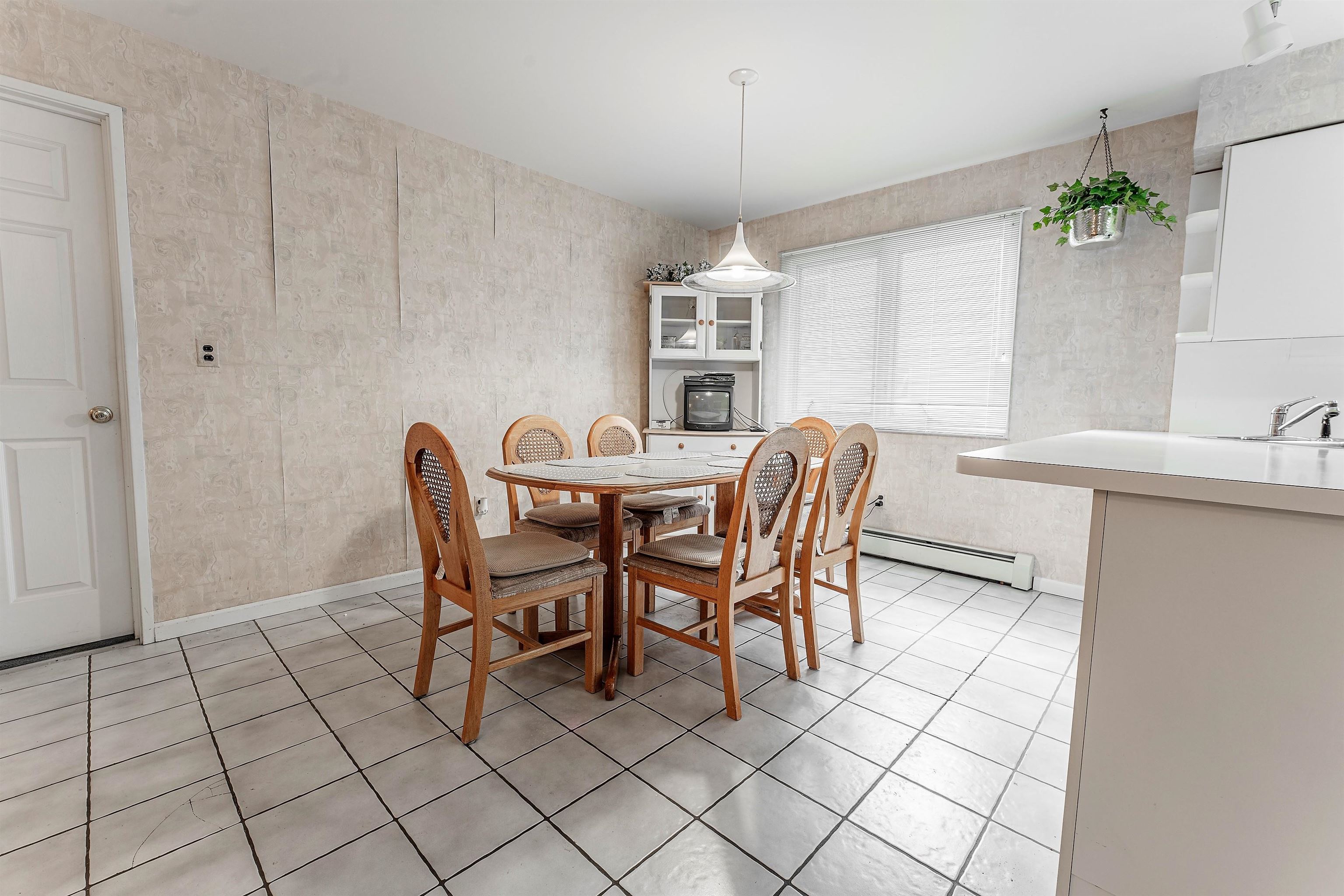124-126 WEST 33RD ST Unit: 1