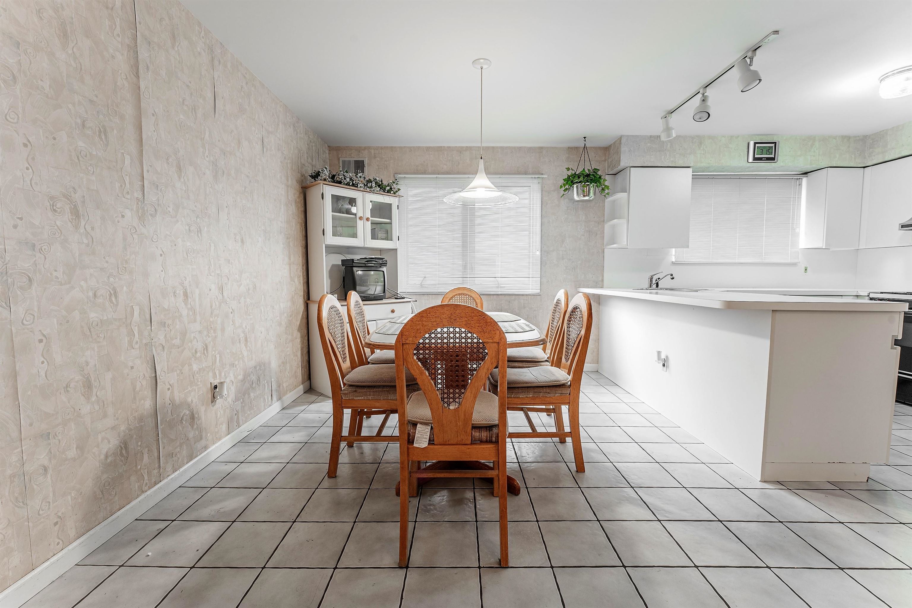 124-126 WEST 33RD ST Unit: 1