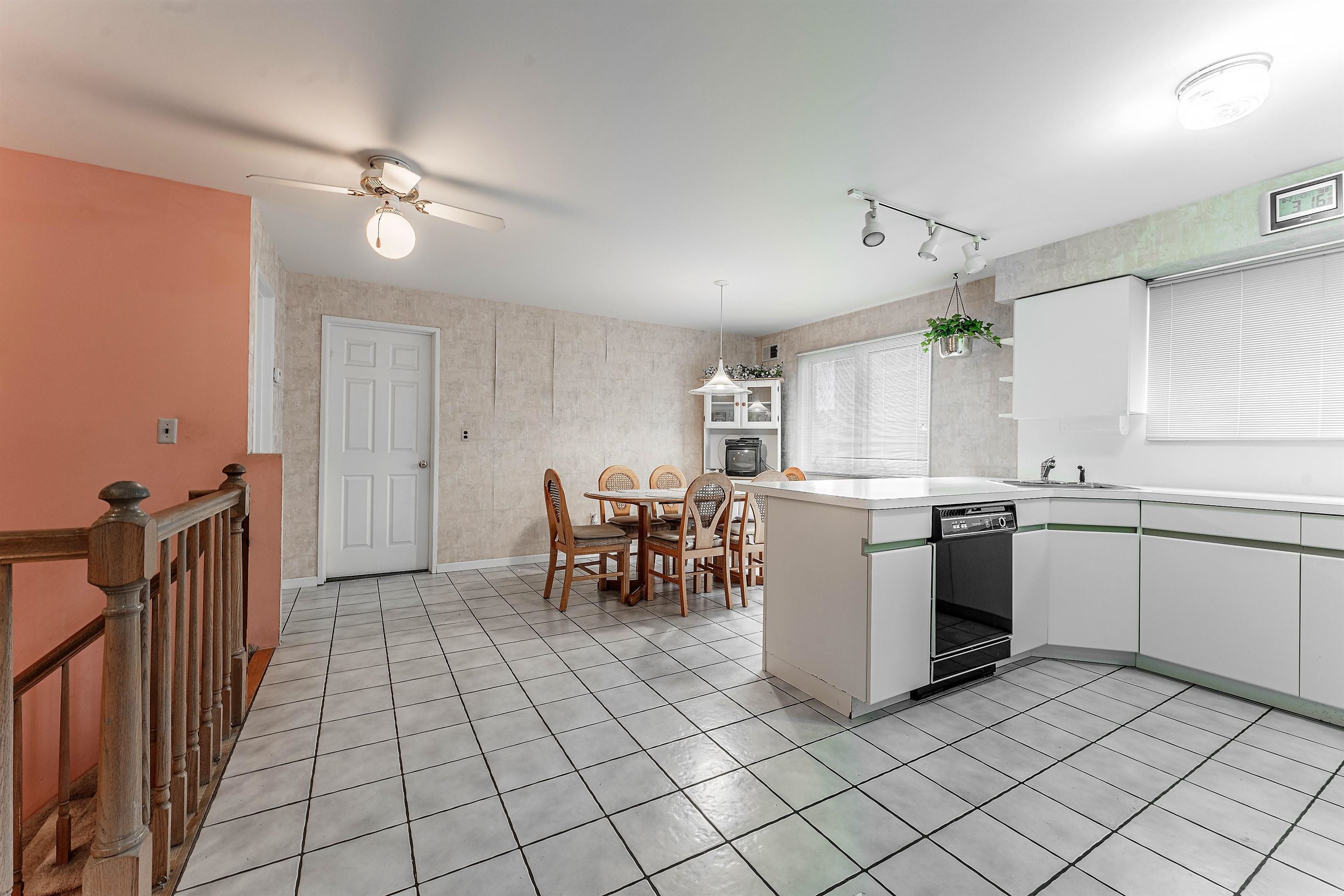 124-126 WEST 33RD ST Unit: 1