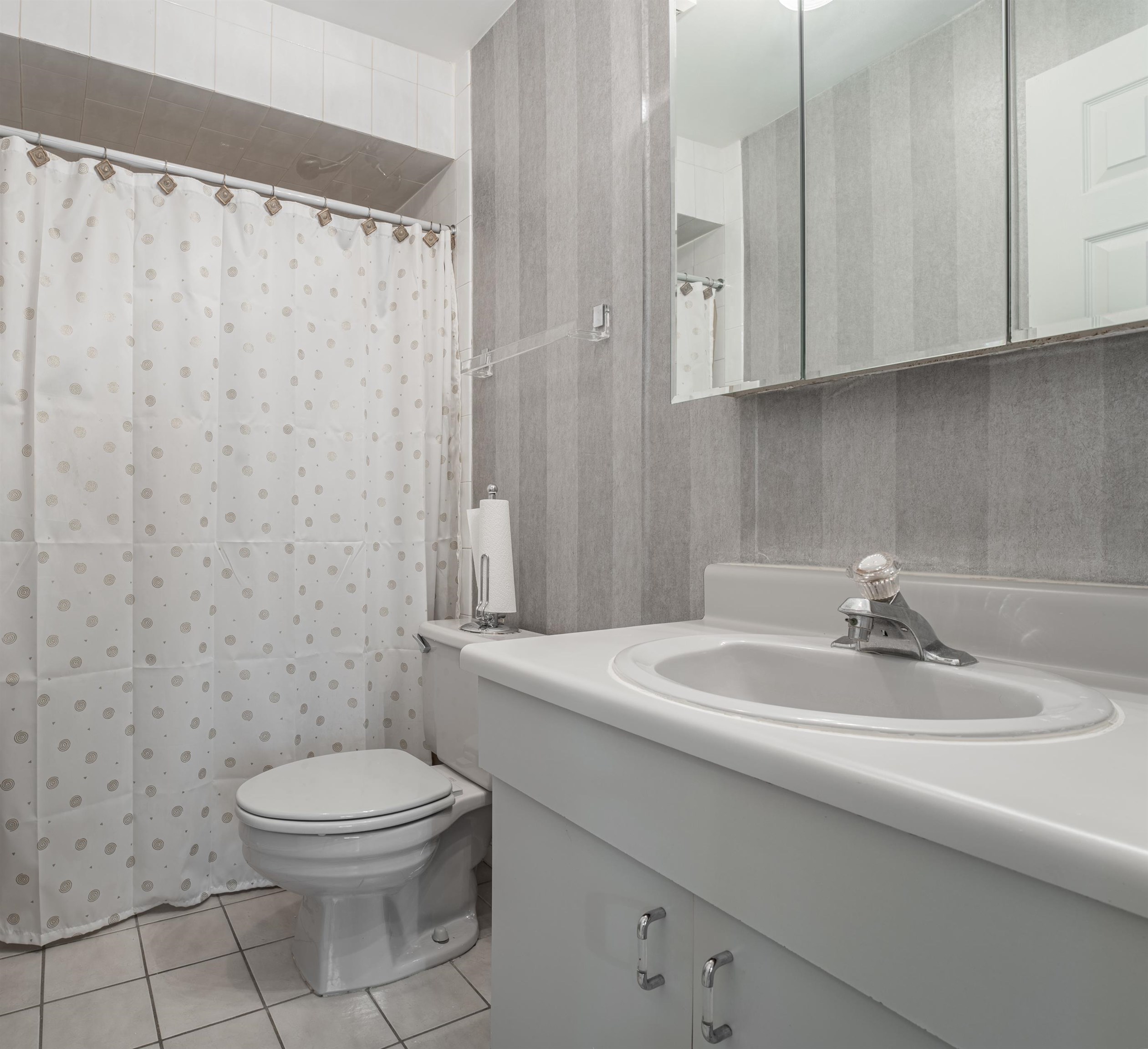 124-126 WEST 33RD ST Unit: 1