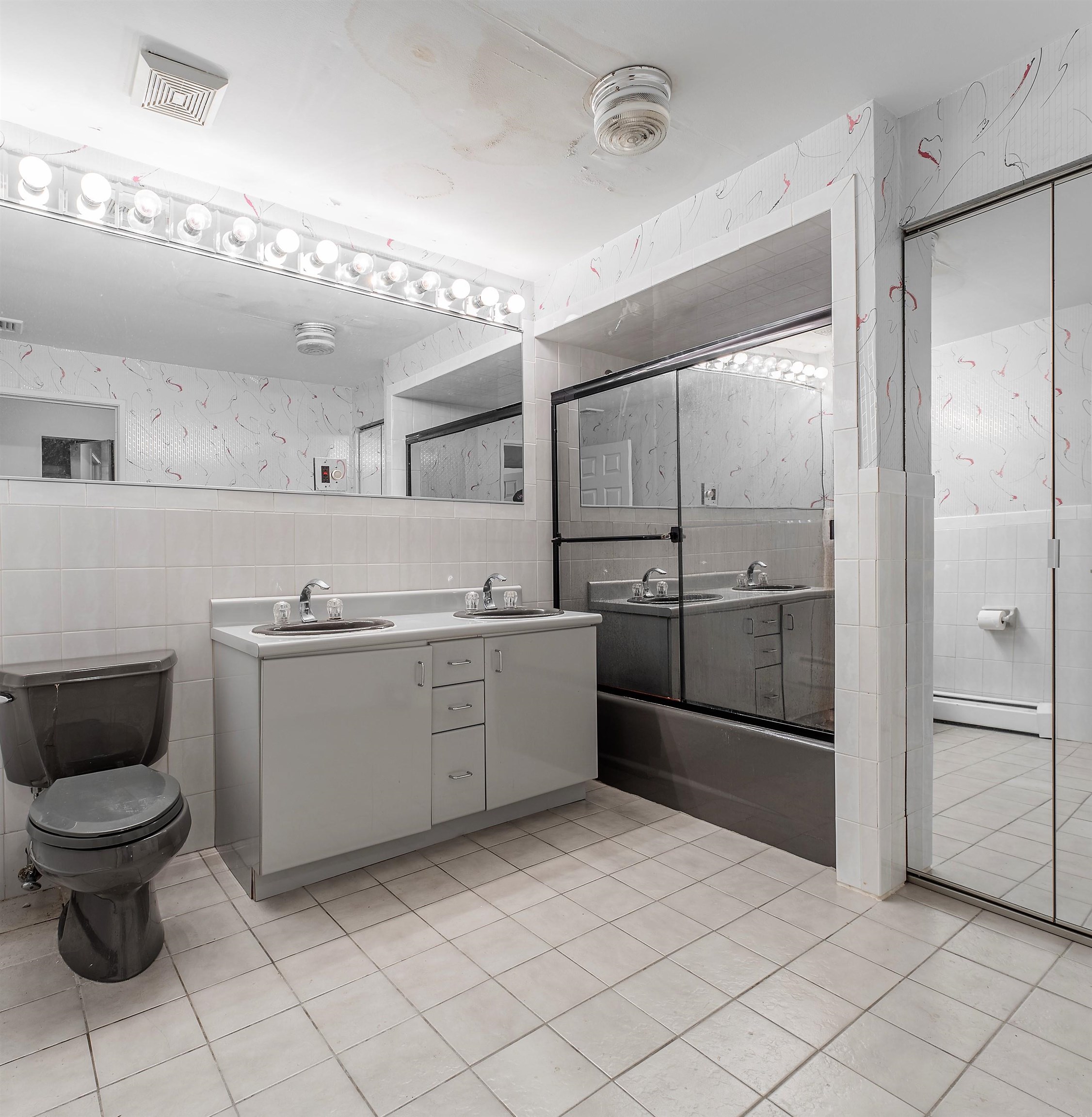 124-126 WEST 33RD ST Unit: 1
