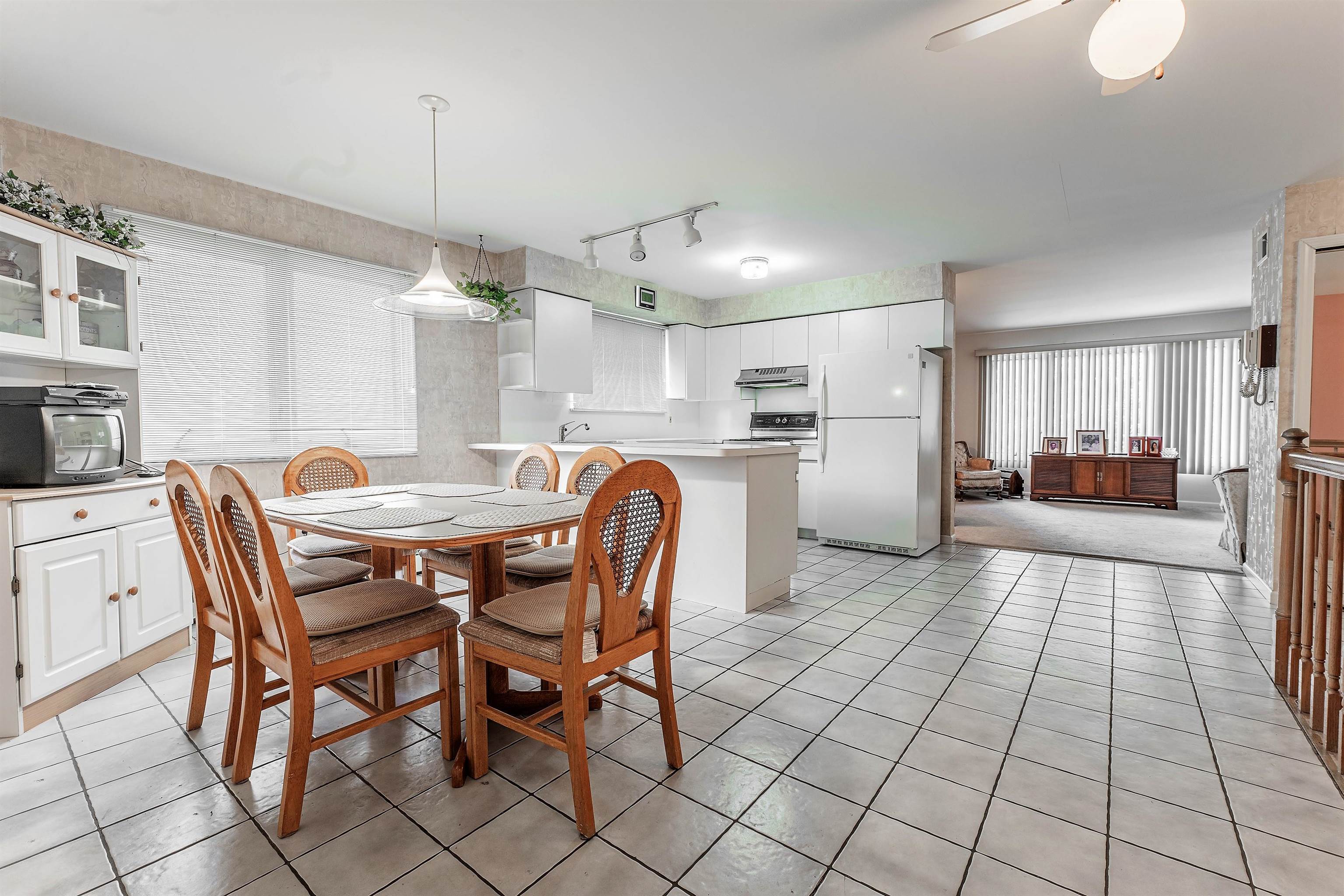 124-126 WEST 33RD ST Unit: 1