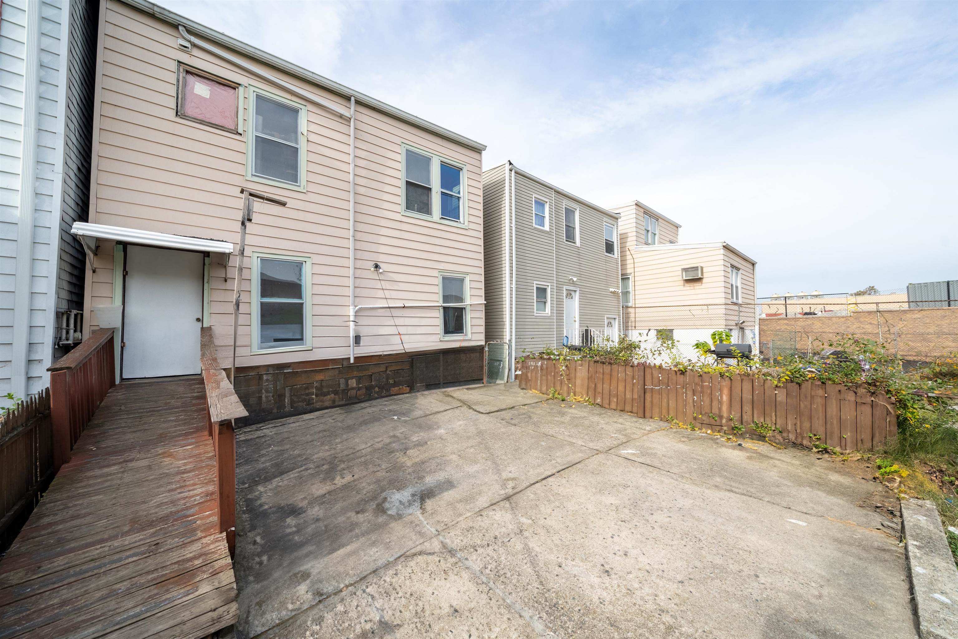 210 SANFORD AVE