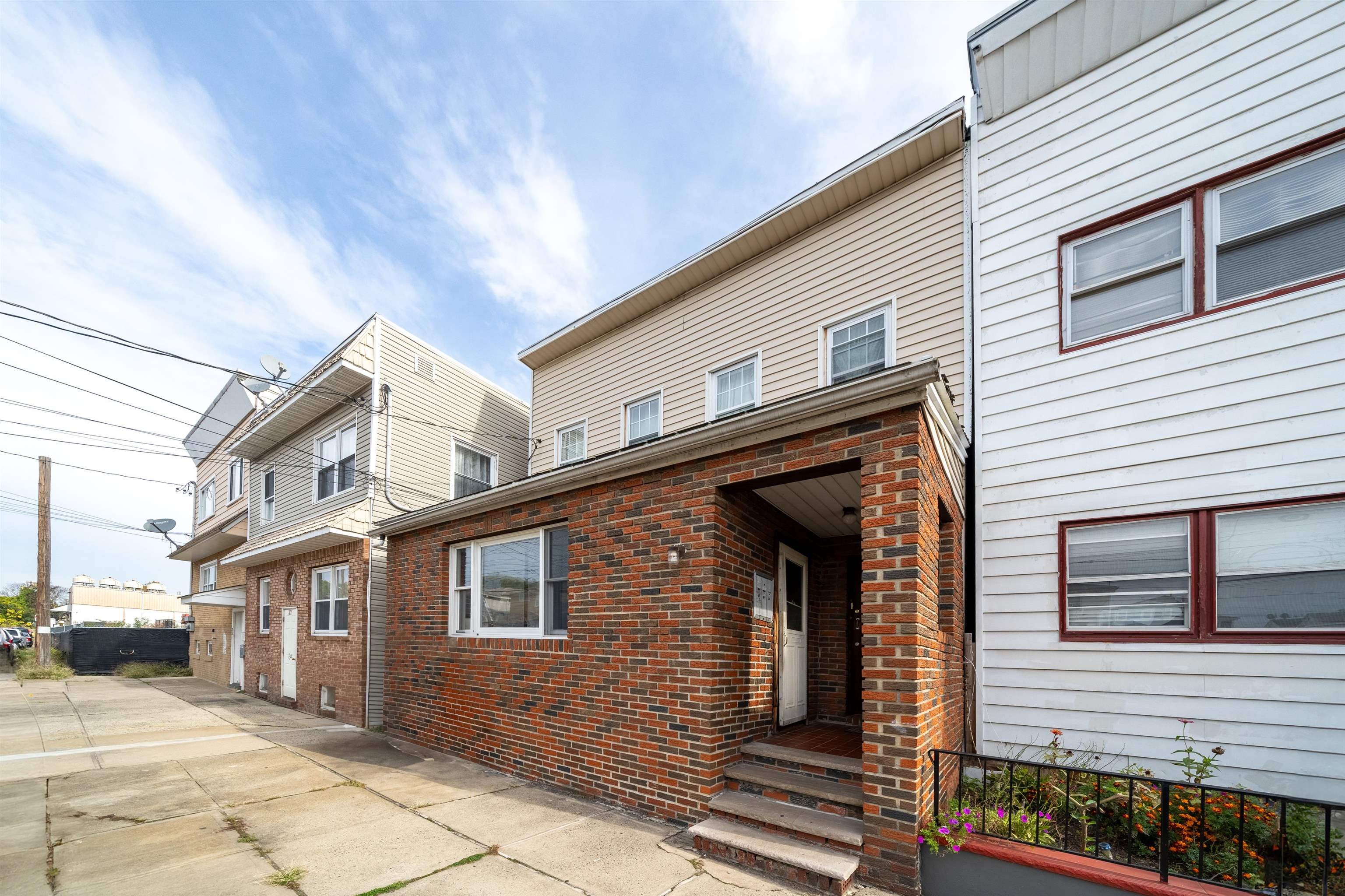 210 SANFORD AVE