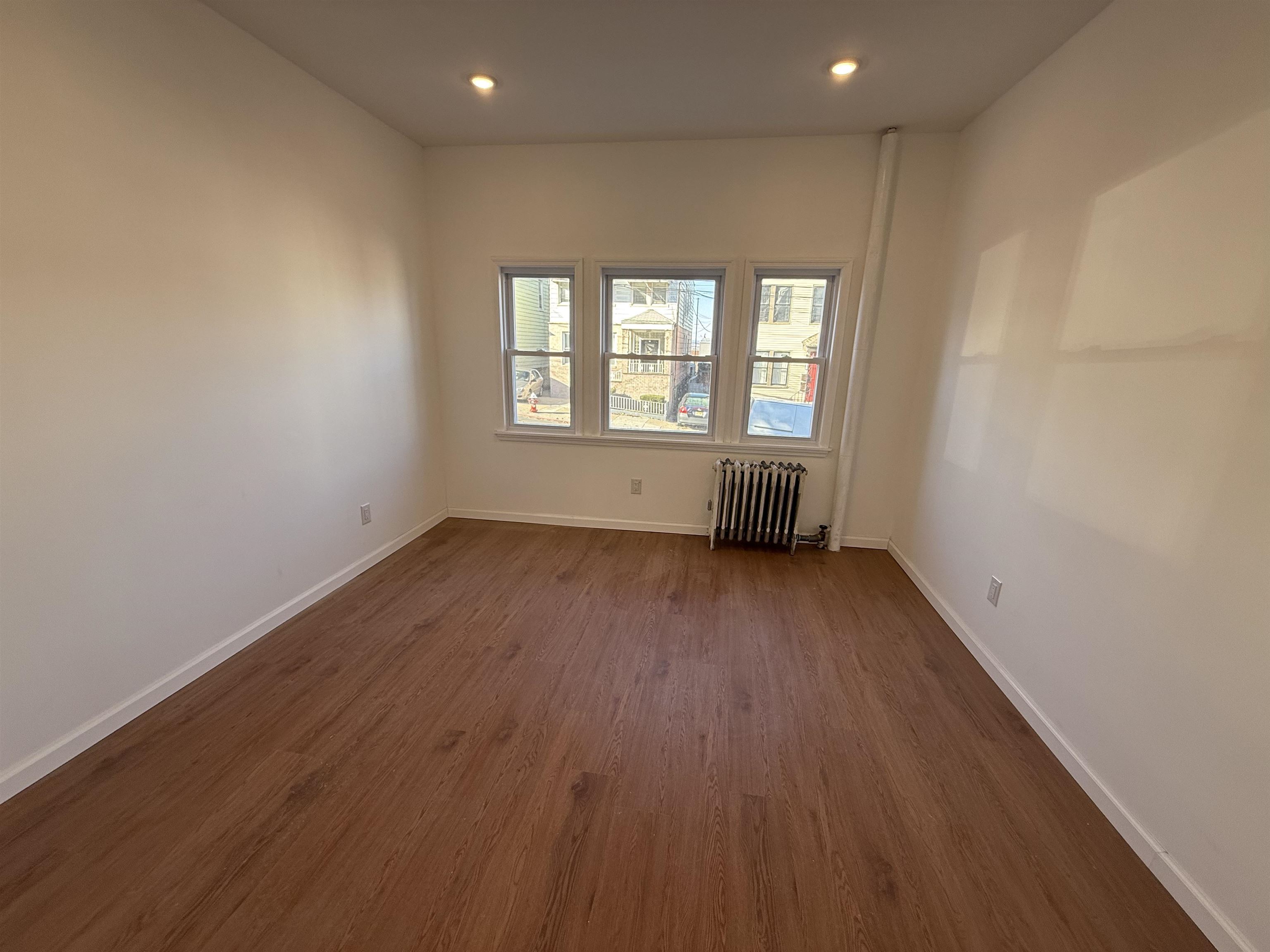 318 COLUMBIA AVE Unit: 2