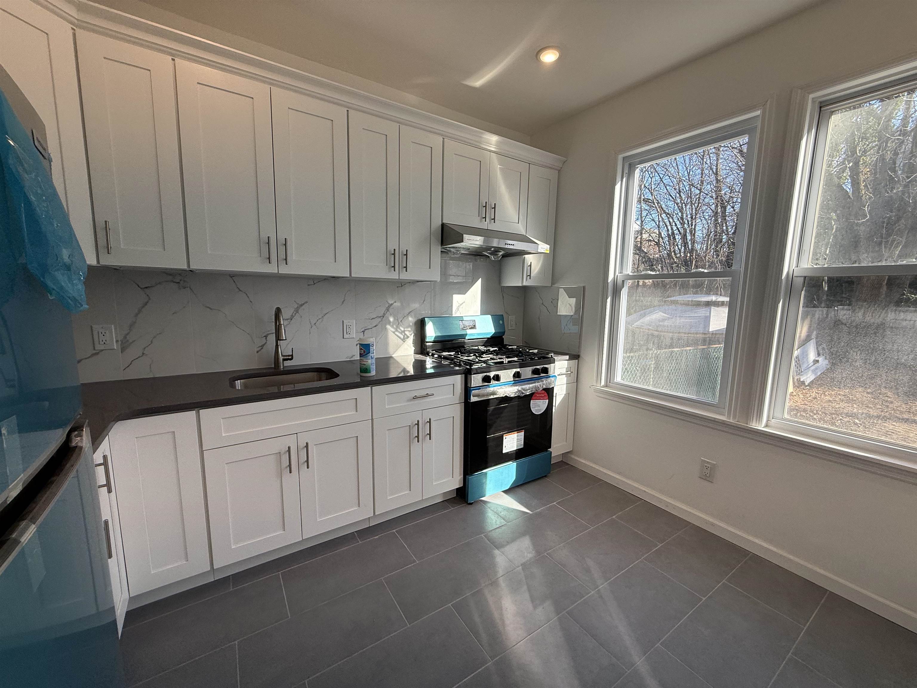 318 COLUMBIA AVE Unit: 2