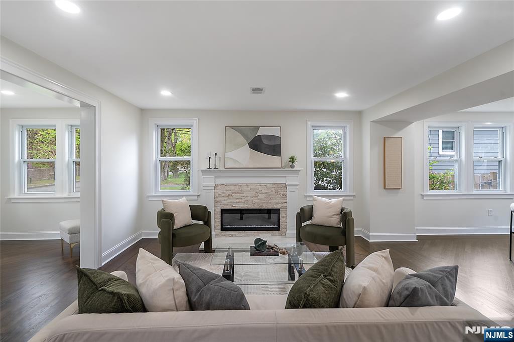 6 Dawes Avenue