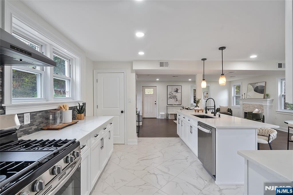 6 Dawes Avenue