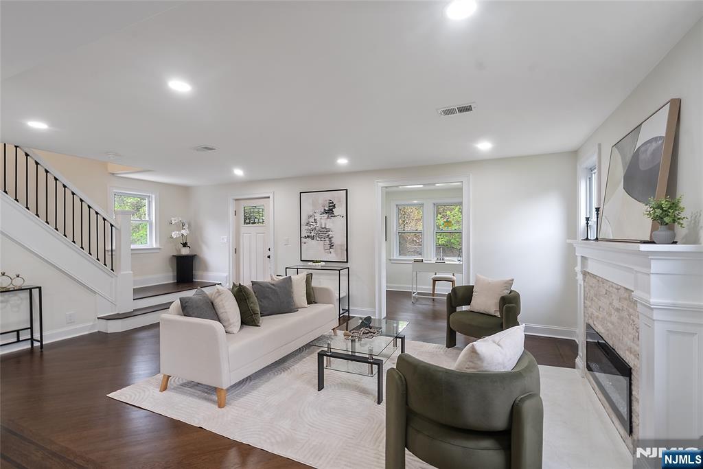 6 Dawes Avenue