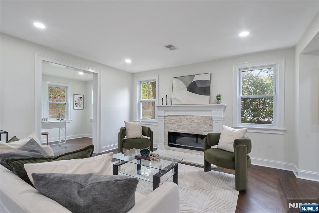 6 Dawes Avenue