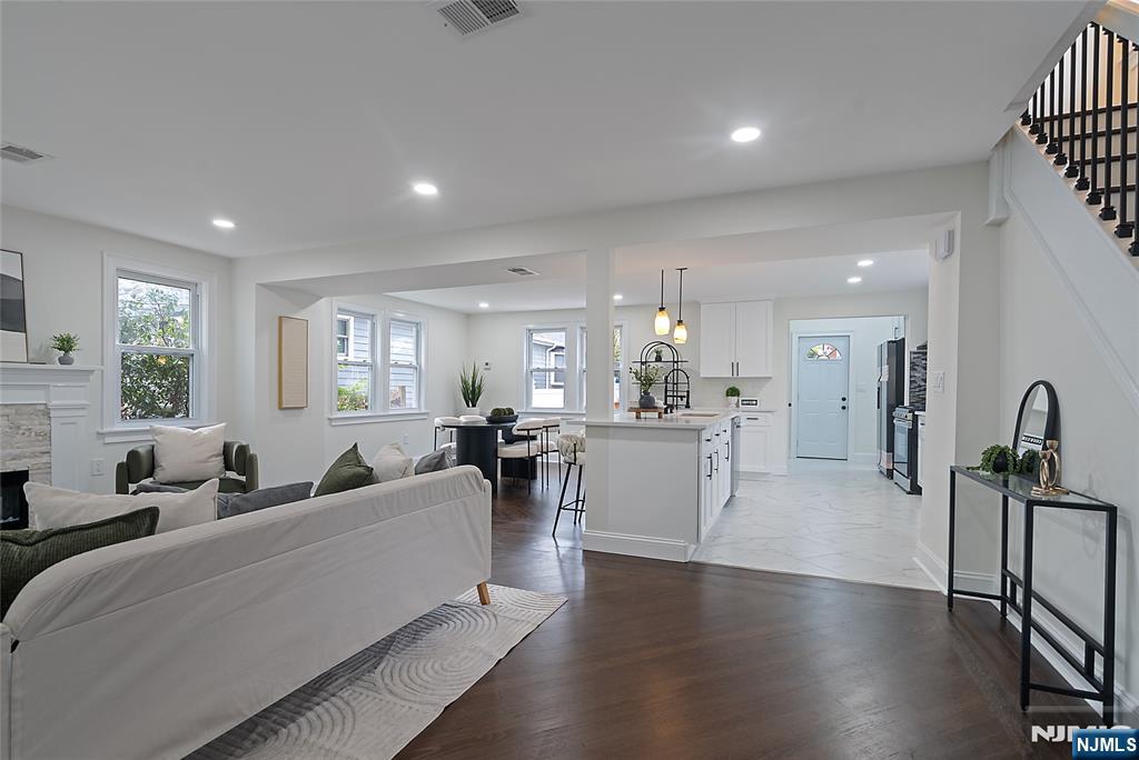 6 Dawes Avenue