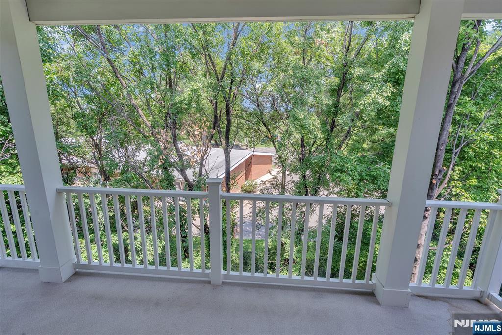 8 Creekside Court