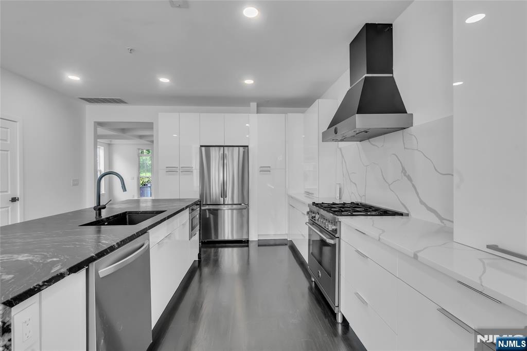 8 Creekside Court