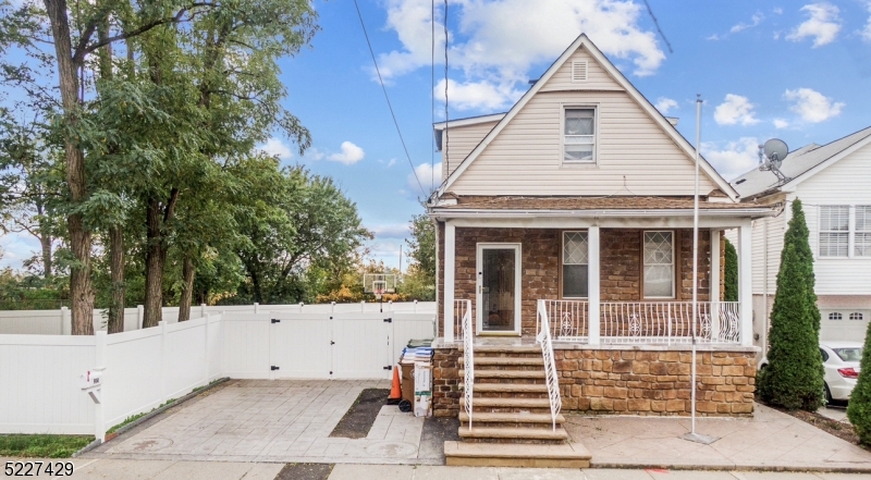 914 Mack Pl