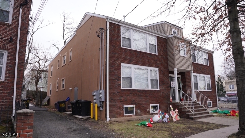 392 Leslie St