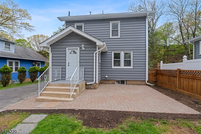 6 Dawes Ave