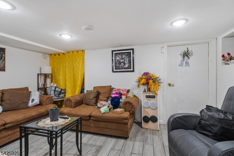 11 Tichenor Ter